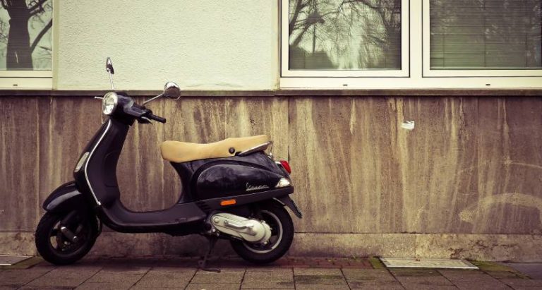 découvrez comment choisir la meilleure assurance pour votre scooter 50cc. comparez les offres, choisissez la couverture adaptée à vos besoins et roulez en toute sécurité.