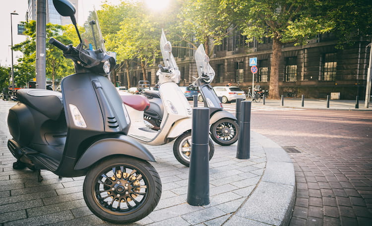 découvrez notre comparatif des meilleures assurances pour scooter 50cc. analysez les offres, les tarifs et les garanties pour trouver la couverture idéale qui répond à vos besoins et à votre budget. protégez votre deux-roues en toute sérénité.