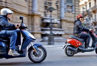 découvrez notre assurance moto spécialement conçue pour les adolescents conduisant des 50cc. protégez-vous avec des tarifs compétitifs, une couverture adaptée à vos besoins et une assistance 24/7 pour rouler en toute sérénité. obtenez un devis rapide en ligne dès aujourd'hui !