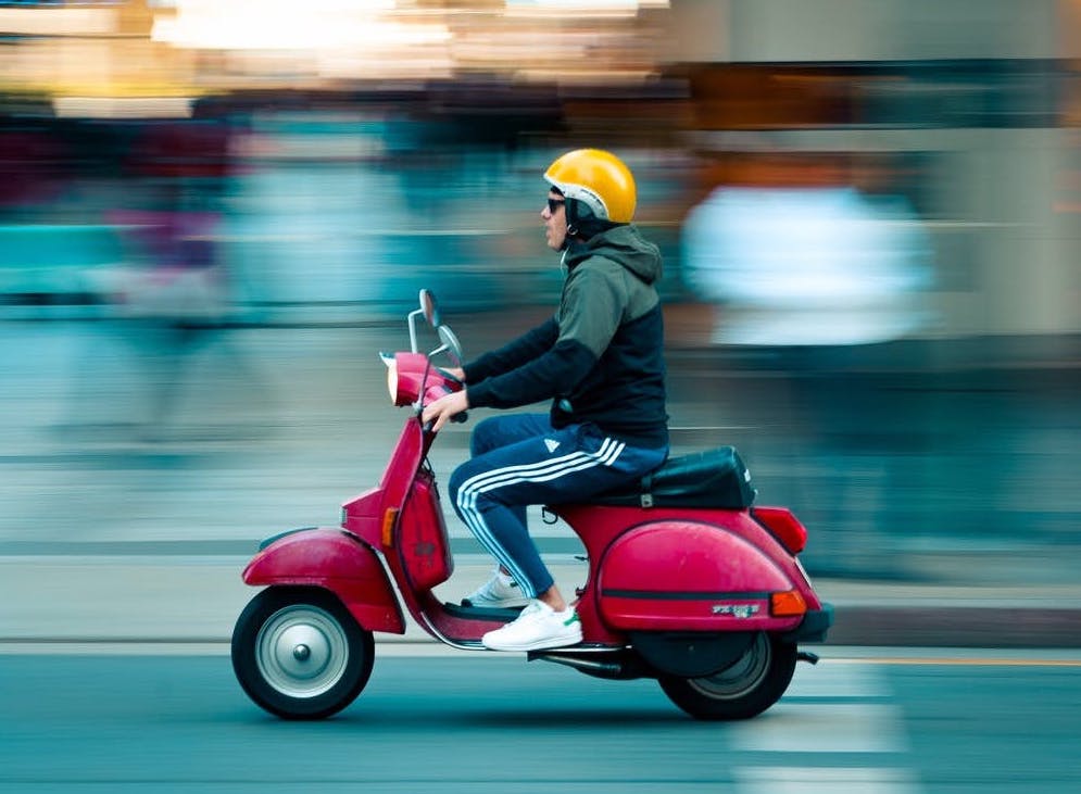 obtenez rapidement des devis personnalisés pour votre assurance scooter et comparez les meilleures offres du marché. protégez votre deux-roues tout en maîtrisant votre budget.