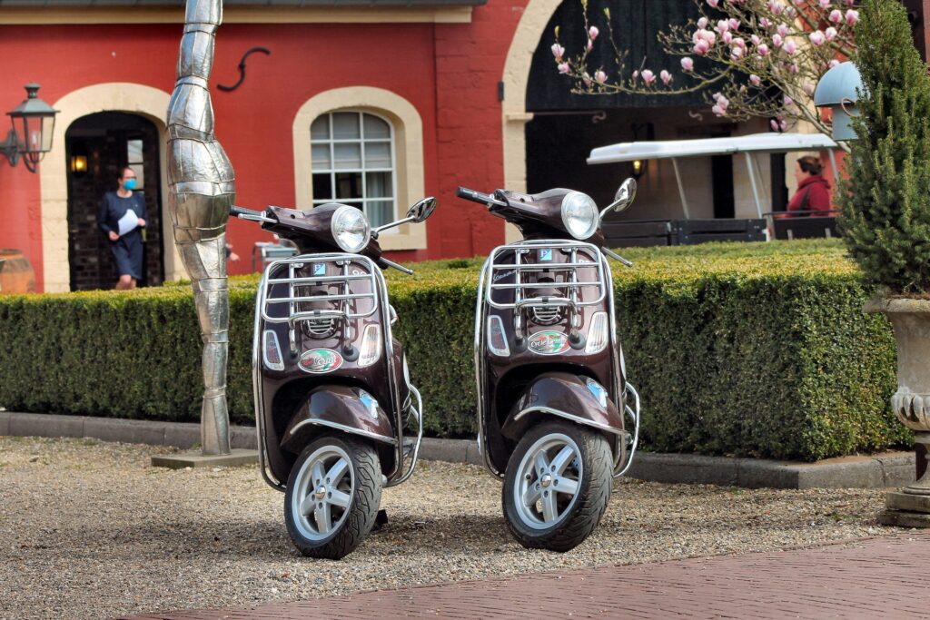 découvrez l'assurance scooter gmf, une solution adaptée pour protéger votre deux-roues avec des garanties sur mesure, un service client à l'écoute et des tarifs compétitifs. roulez sereinement avec gmf !