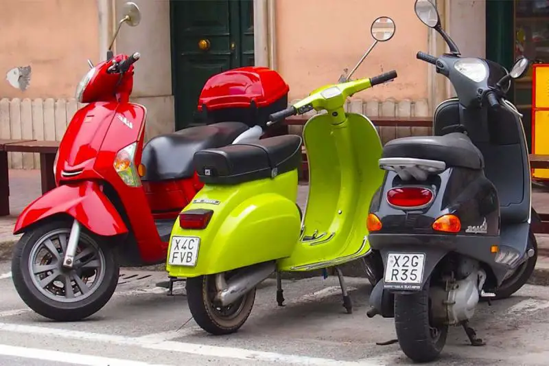 découvrez nos offres d'assurance scooter 50 sans permis adaptées à vos besoins. protégez votre véhicule à deux-roues avec une couverture complète, des tarifs compétitifs et une assistance 24/7. conduisez en toute tranquillité et partez à l'aventure en toute sécurité!