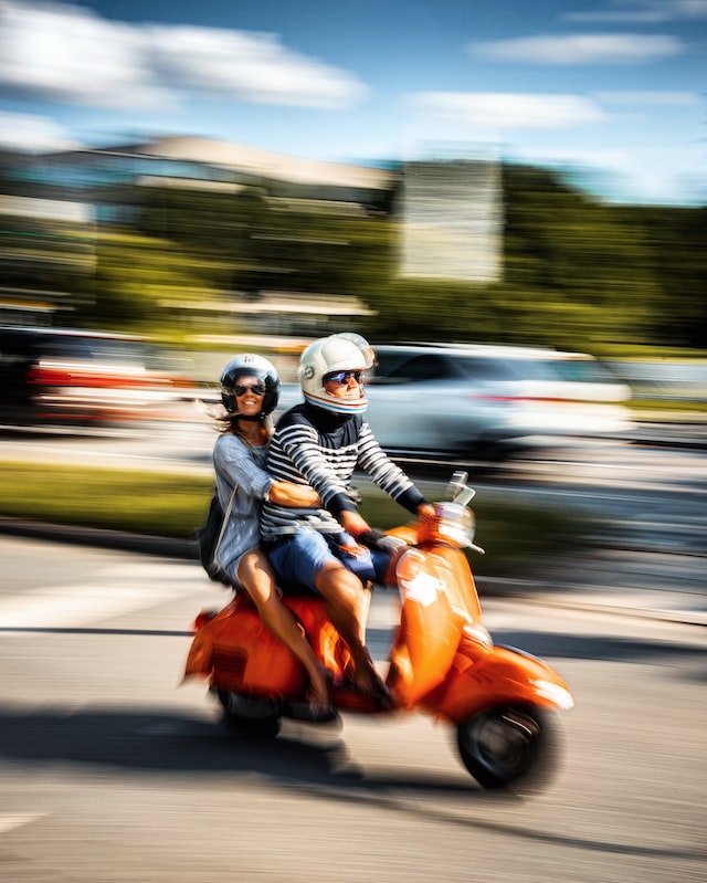 découvrez notre guide complet sur l'assurance scooter 50 : conseils pour choisir la meilleure couverture, comparer les tarifs et protéger votre deux-roues à un prix avantageux.