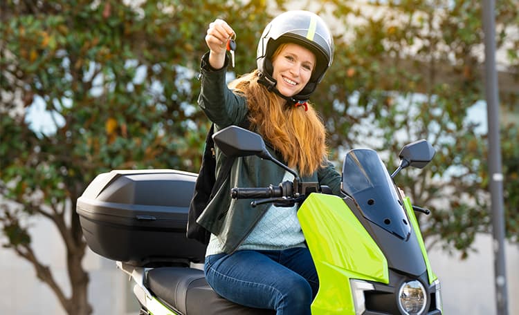 découvrez notre assurance scooter adaptée à vos besoins. protégez votre deux-roues avec des garanties complètes, une couverture personnalisée et un service client à votre écoute. obtenez un devis en ligne et roulez sereinement !