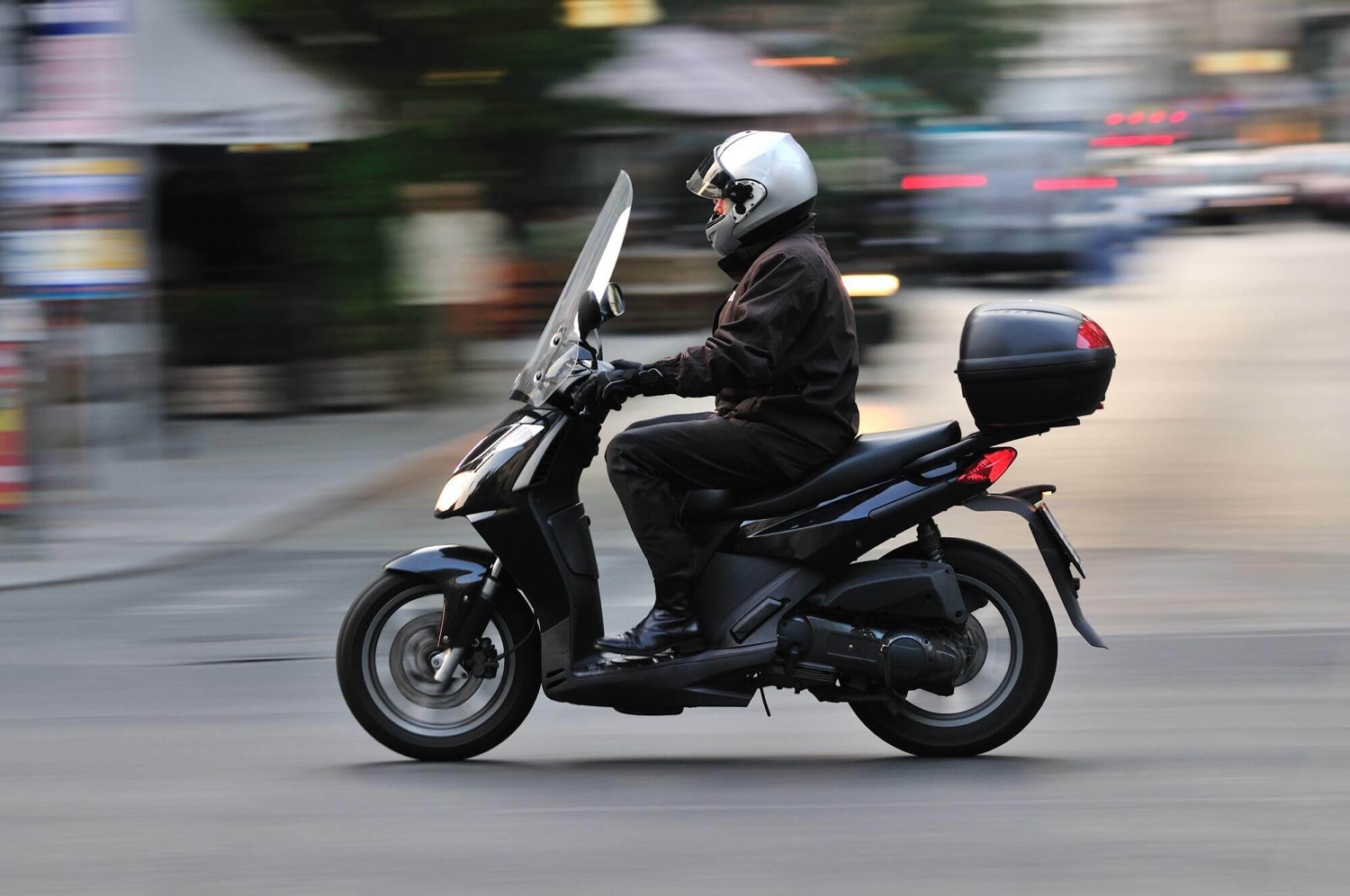 découvrez l'assurance scooter allianz, une protection sur mesure pour votre deux-roues. profitez d'offres compétitives, d'une assistance 24/7 et d'une couverture adaptée à vos besoins. roulez en toute sérénité avec allianz !