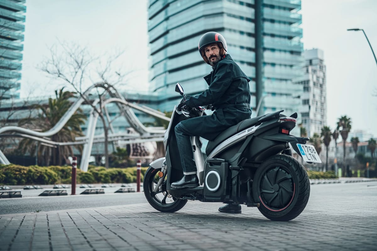 découvrez le mma scooter, l'allié urbain parfait pour vos déplacements en ville. avec son design moderne et son agilité exceptionnelle, le mma scooter vous permet de naviguer facilement dans le trafic tout en offrant un confort optimal. idéal pour les citadins en quête de liberté et de style, il allie performance et efficacité pour une expérience de conduite inégalée.