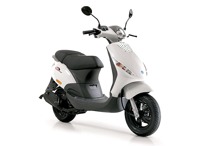 découvrez le scooter 2 temps, alliant performance et légèreté. idéal pour la ville, il offre une conduite agile et dynamique. appréciez la puissance de son moteur tout en profitant d'une technologie innovante pour vos trajets quotidiens.