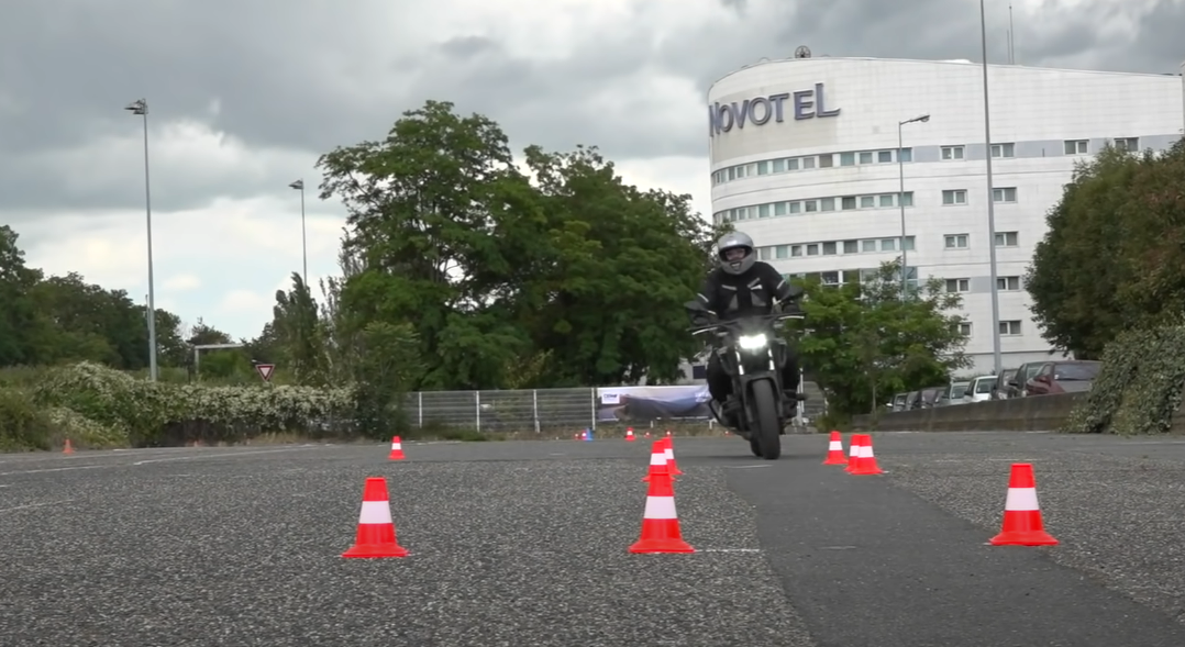 découvrez notre assurance moto spécialement conçue pour les jeunes conducteurs. protégez votre moto avec des offres adaptées à vos besoins et à votre budget, tout en bénéficiant d'une couverture complète et d'un service client personnalisé.