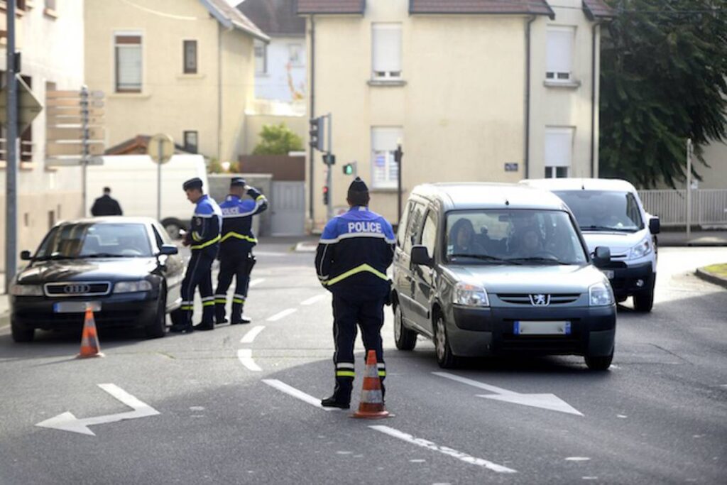 découvrez les conséquences d'un arrêt policier sans assurance en france, les sanctions possibles, et les conseils pour gérer cette situation délicate.