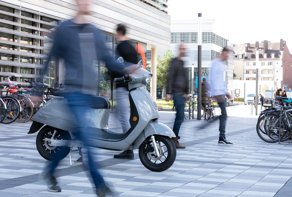 découvrez nos solutions d'assurance pour scooters destinées aux entreprises. protégez votre flotte de deux-roues avec des couvertures sur mesure, des tarifs compétitifs et un service client à l'écoute.